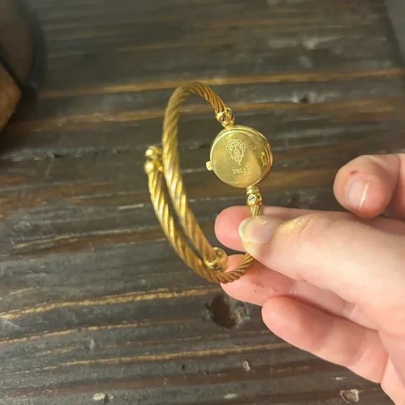 Gucci vintage women's watch wrap cable band with pearl face
In working order! - Picture 7 of 8